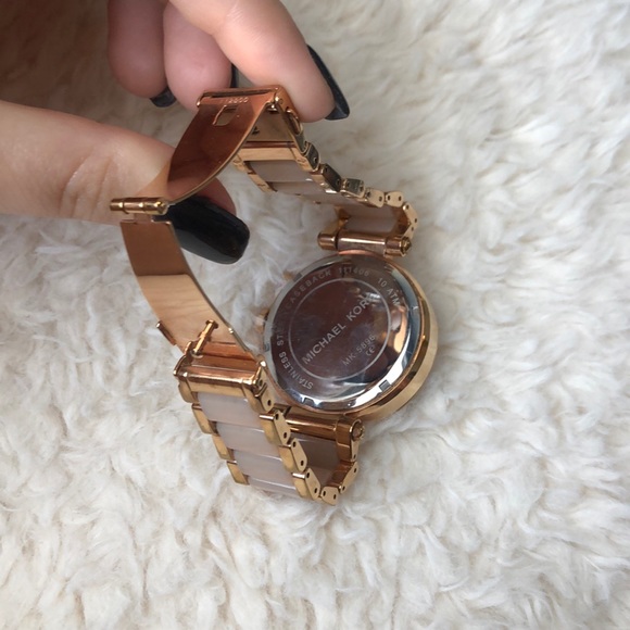 MICHAEL KORS ROSE GOLD WATCH - Picture 3 of 5